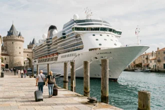 Paquebot de croisière amarré au vieux port de La Rochelle avec les tours médiévales en arrière-plan