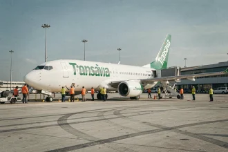 Techniciens Transavia effectuant une inspection de sécurité sur un Boeing 737 avant le décollage