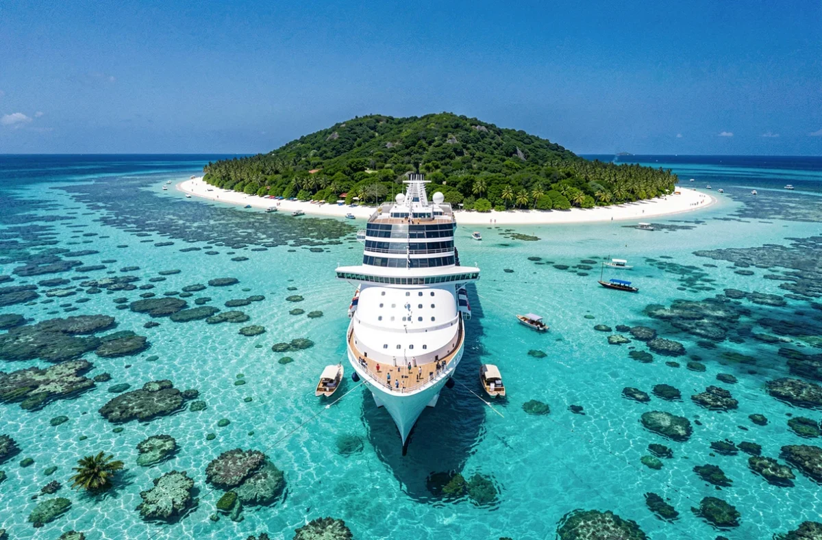 Vue aérienne d'un paquebot de croisière ancré près d'une île tropicale des Caraïbes